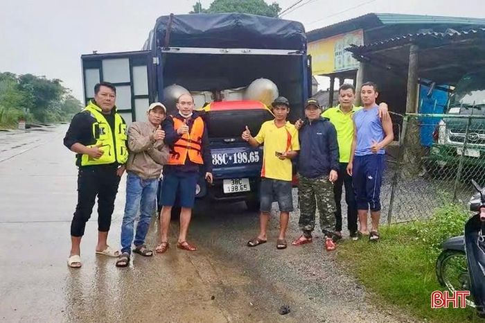 Những chuyến cứu trợ, giúp đỡ bà con vùng ngập lụt của anh Mân và những người bạn.