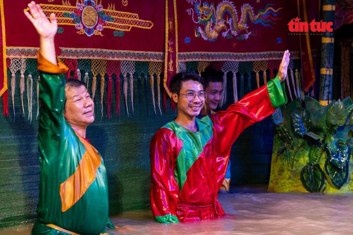 Những tràn vỗ tay, động viên, khích lệ là niềm động viên to lớn để các nghệ nhân múa rối nước tiếp tục cống hiến cho loại hình nghệ thuật dân gian độc đáo này.