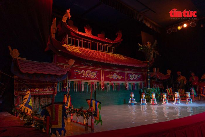 Sự kết hợp nhuần nhuyễn giữa ánh sáng, âm thanh và nước đã "biến những câu chuyện" của nghệ thuật múa rối nước thêm phần sinh động, thu hút người xem.