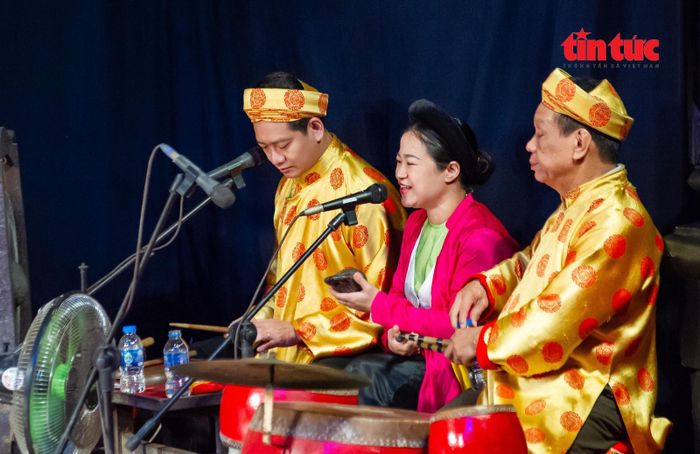 Ngoài việc điểu khiển con rối điêu luyện của các nghệ nhân dưới nước, còn có phần lồng tiếng, trình diễn nhạc cụ của các nghệ nhân trong từng tiết mục.