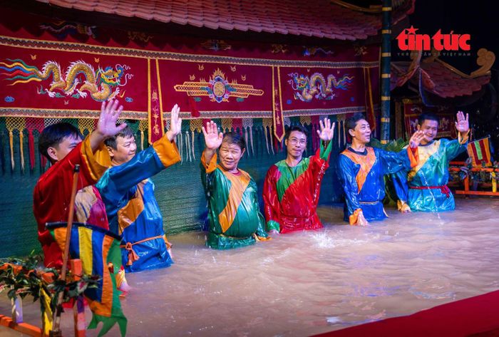 Để có những tiết mục đặc sắc, các nghệ nhân múa rối phải ngâm mình trong nước gần 1 giờ đồng hồ.