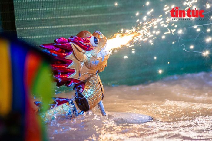 Người xem đi từ cung bật cảm xúc khác nhau khi xem các tiết mục biểu diễn của các nghệ nhân múa rối nước.