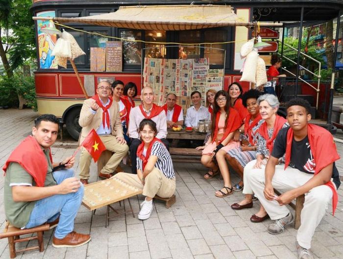 Đoàn Đại sứ Cuba tại Việt Nam nghe câu chuyện về văn hóa “trà đá vỉa hè” tại dự án Tuyến tàu điện số 6.