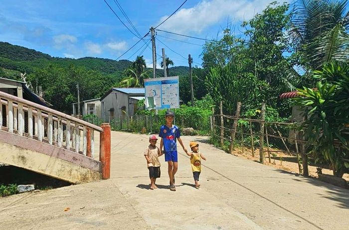 Đường làng Canh Giao (xã Vân Canh) được xây dựng khang trang. Ảnh: Hải Yến