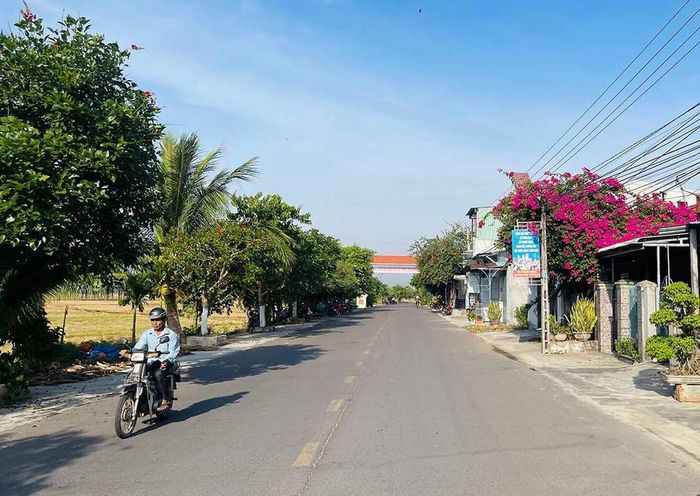 Những con đường mới ở xã Tuy Phước Bắc được xây dựng từ phong trào “Cả nước chung sức xây dựng nông thôn mới”. Ảnh: Hải Yến