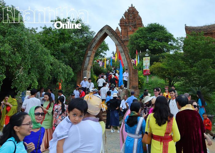Đồng bào Chăm tấp nập trẩy hội Katê ở tháp Pô Klong Garai.