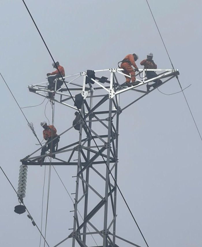 Những người thợ điện liên tục phải làm việc trên cao.