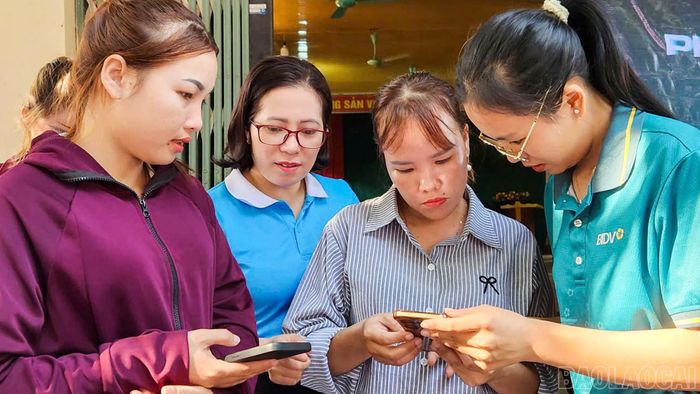  Truyền thông các dịch vụ công trực tuyến. 