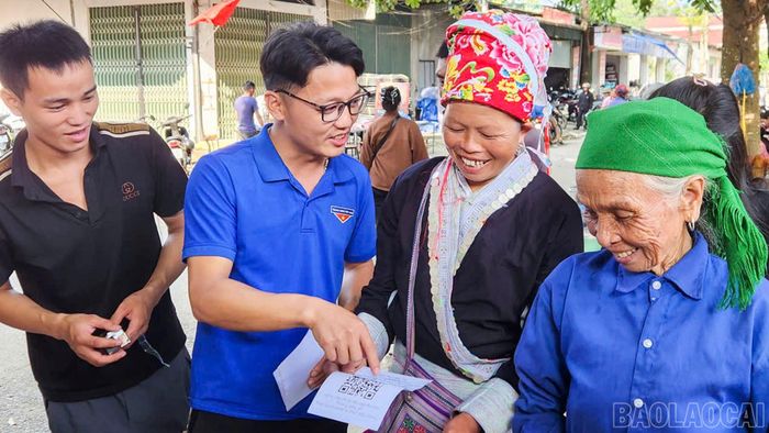  Tuyên truyền tại chợ phiên. 