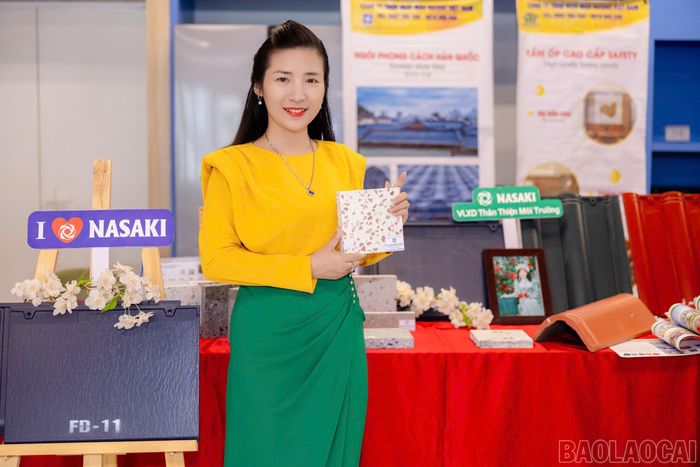  Giám đốc Công ty TNHH Nasaki Việt Nam Nguyễn Thị Khuyên giới thiệu sản phẩm của doanh nghiệp. 