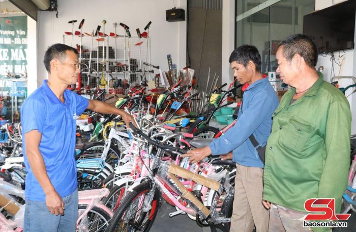 Cửa hàng xe máy, xe đạp, máy nông nghiệp tại tiểu khu 8, xã Tà Hộc đáp ứng nhu cầu mua sắm của người dân.