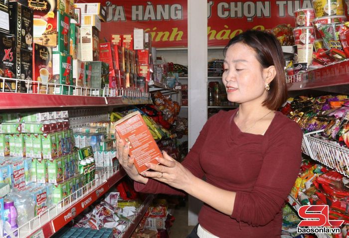 Nhân dân xã Tà Hộc mua sắm các mặt hàng phục vụ nhu cầu sinh hoạt.