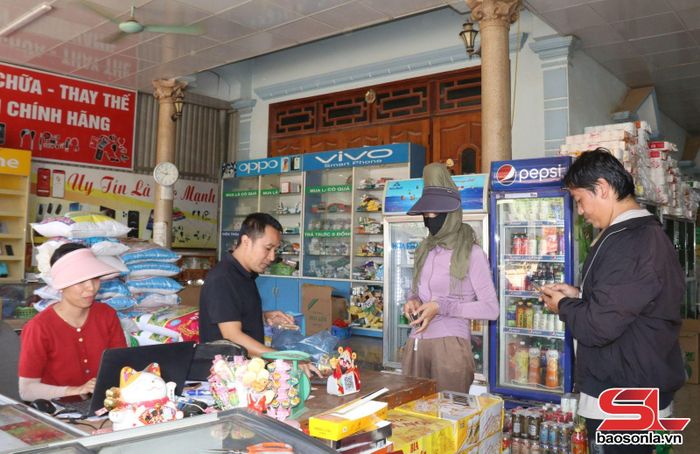 Hộ kinh doanh tại xã Tà Hộc sử dụng mã QR code thanh toán không dùng tiền mặt.