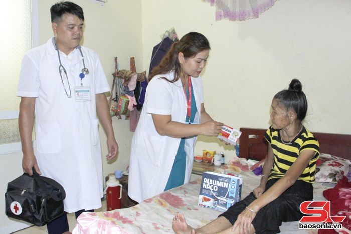Các y, bác sĩ Trạm y tế phường Chiềng Cơi tư vấn cách sử dụng thuốc bổ cho người cao tuổi. 