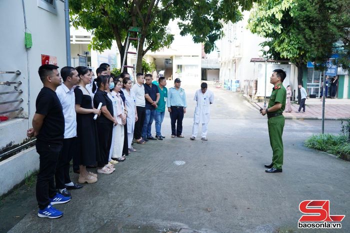 Cán bộ Đội chữa cháy và cứu nạn cứu hộ khu vực 5 phổ biến tình huống giả định diễn tập cho cán bộ, nhân viên Bệnh viện Đa khoa khu vực Phù Yên.