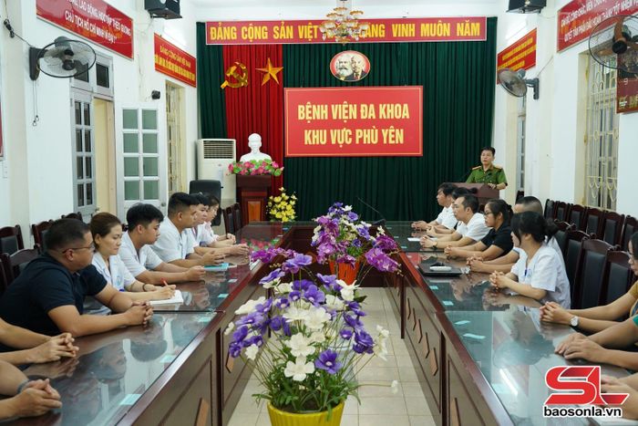 Tuyên truyền kiến thức về PCCC cho cán bộ, nhân viên Bệnh viện Đa khoa khu vực Phù Yên.