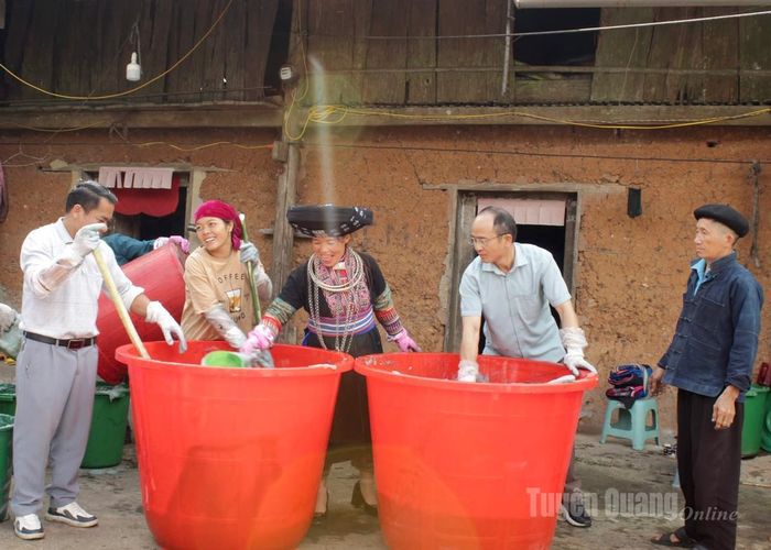 Lãnh đạo xã Lũng Phìn hướng dẫn kỹ thuật ủ cây chàm cho người dân.