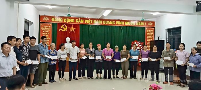 Đoàn công tác trao 20 suất quà và nhu yếu phẩm cho các hộ gia đình bị thiệt hại do thiên tai trên địa bàn.