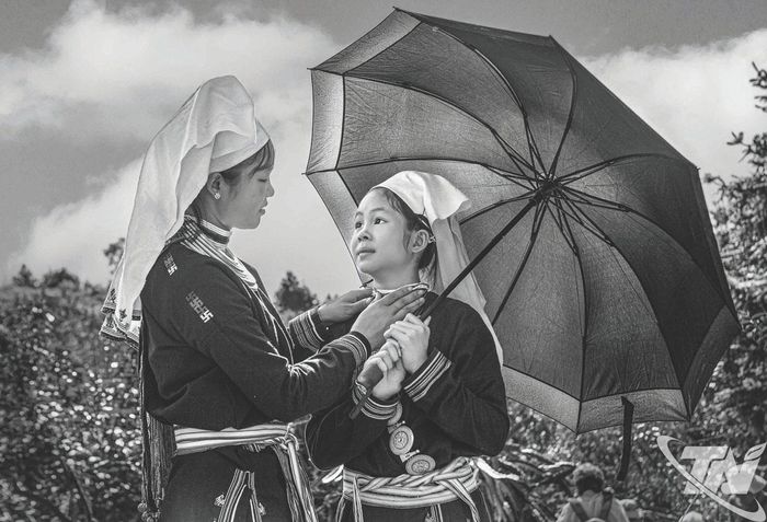 Dưới vòng tay yêu thương. Ảnh: Đức Mích