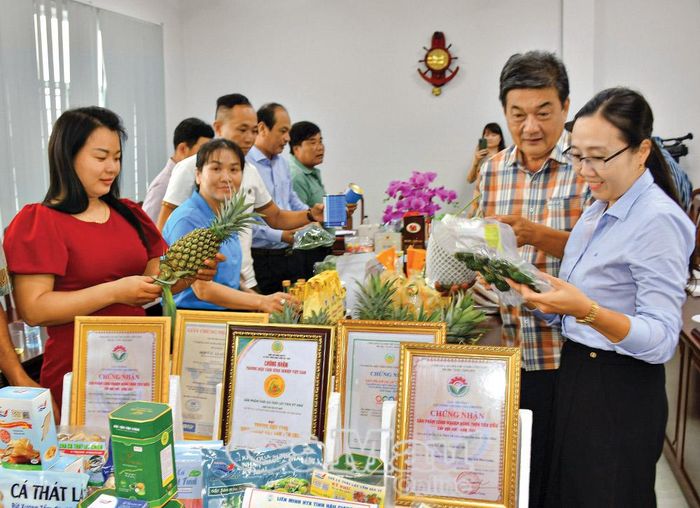 Liên minh HTX tỉnh tổ chức giao lưu, ký kết bao tiêu các mặt hàng OCOP.