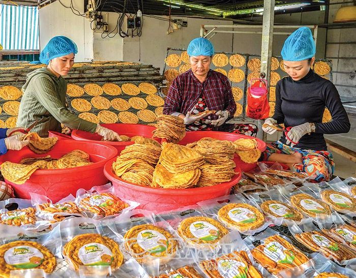 Sản phẩm chuối khô Trần Văn Thời nức tiếng gần xa. (Ảnh: HUỲNH LÂM)