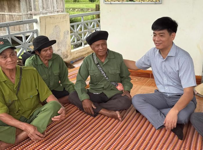 Phó Chủ tịch UBND tỉnh Quảng Ngãi Đỗ Tâm Hiển (bìa phải) gặp gỡ, động viên người dân thôn Ba Lang.