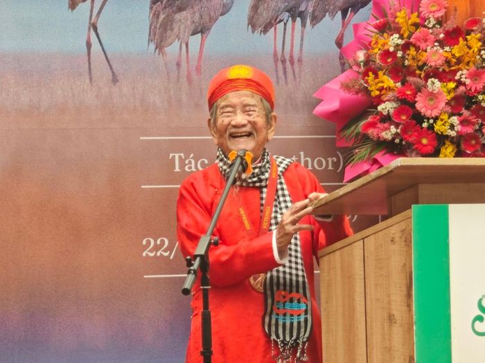 Nhà nghiên cứu Nguyễn Đình Tư (105 tuổi), người đã truyền cảm hứng bất tận về đàn sếu. Ảnh: Huỳnh Tiến