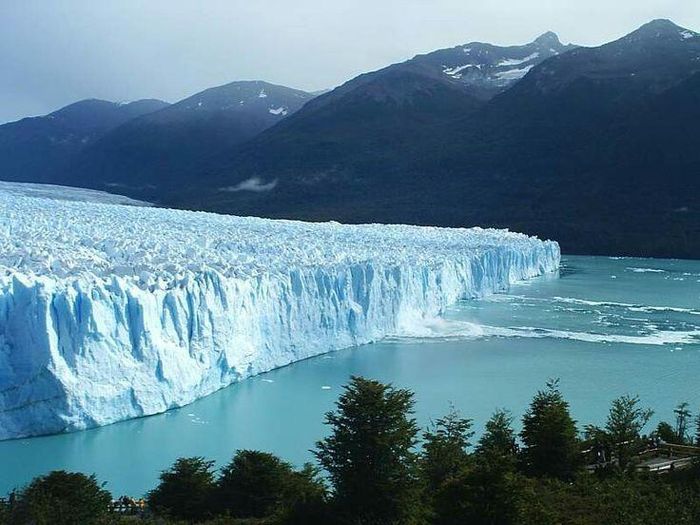  Nổi tiếng với sông băng Perito Moreno. Đây là một trong số ít sông băng trên thế giới vẫn đang phát triển thay vì tan chảy. Ảnh: Pinterest.