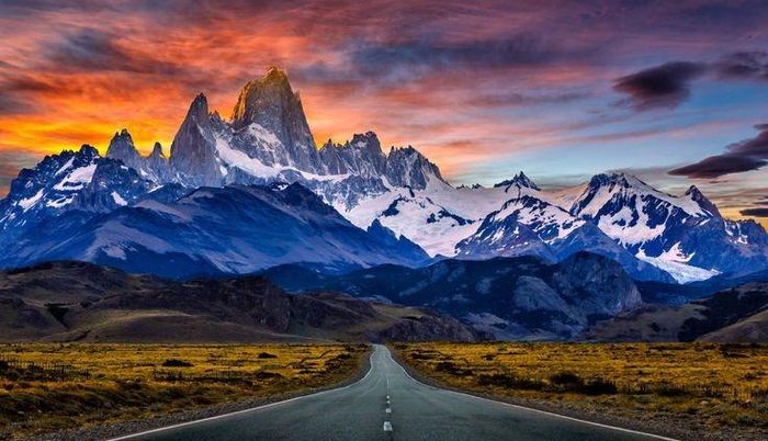  Đỉnh Fitz Roy là biểu tượng của Patagonia. Ngọn núi này nổi tiếng với hình dáng sắc nhọn và là thách thức lớn cho giới leo núi. Ảnh: Pinterest.