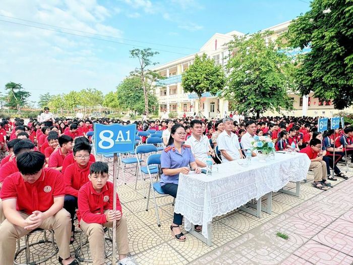  Thầy trò Trường THCS Ngũ Hiệp tham gia buổi tuyên truyền. 