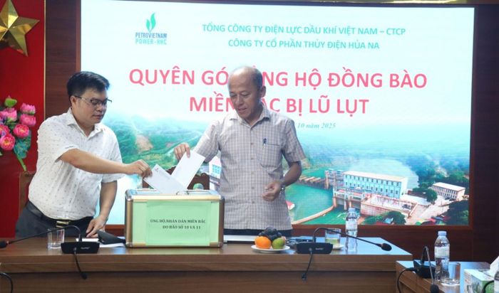 Kỹ sư Bùi Huy Thành - Giám đốc Công ty cổ phần Thuỷ điện Hủa Na (bên trái) tham gia quyên góp ủng hộ đồng bào miền Bắc bị lũ lụt.