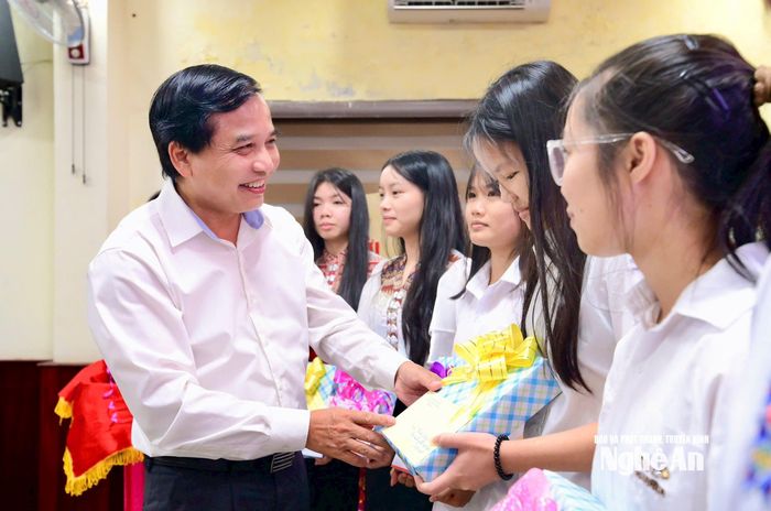 Tác giả Nguyễn Như Khôi tặng quà cho học sinh khó khăn. Ảnh: PV