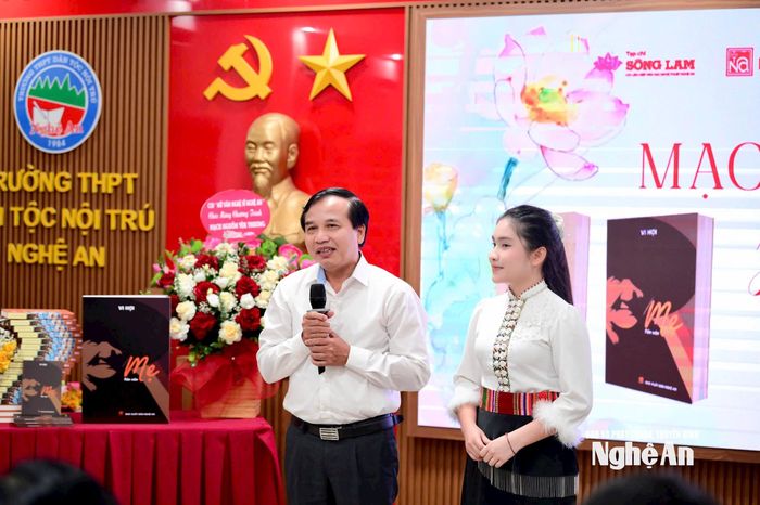 Tác giả Nguyễn Như Khôi giao lưu với các bạn trẻ. Ảnh: PV