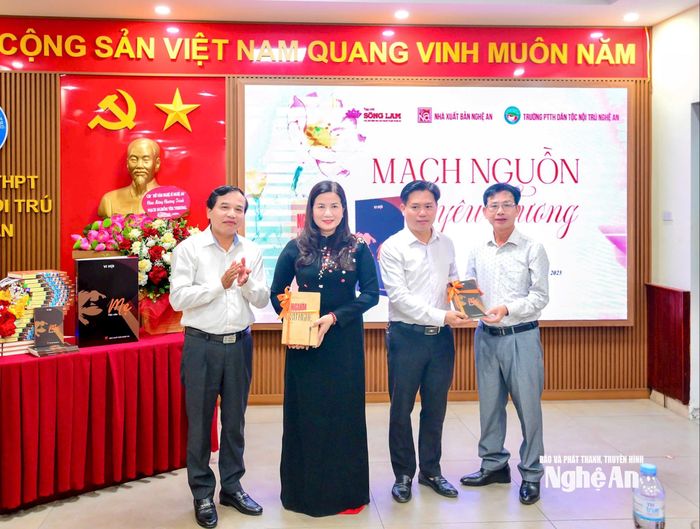 Tác giả Nguyễn Như Khôi và Vi Hợi trao tặng sách. Ảnh: PV