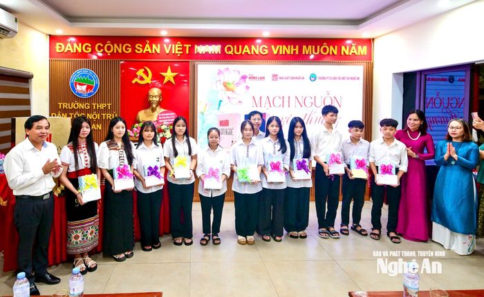 Tác giả trao quà cho các bạn trẻ đạt giải. Ảnh: PV