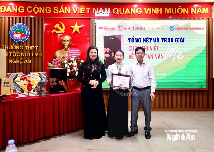 Trao giải Nhất cuộc thi viết cảm nhận về tập tản văn Mẹ của nhà văn Vi Hợi.