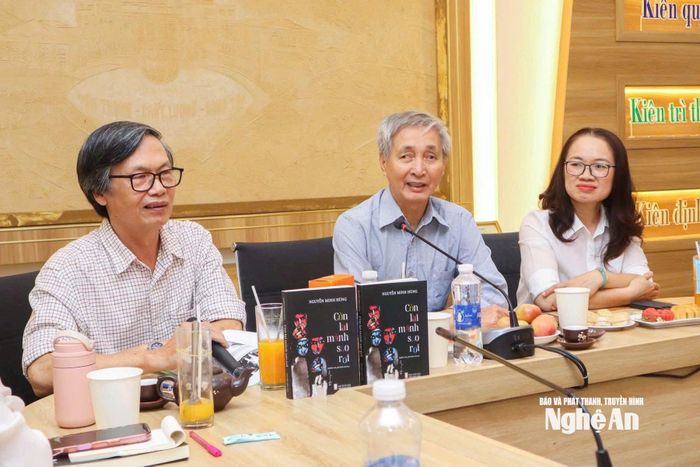Nhà văn Thái Bá Lợi (giữa) tại Hội thảo về Văn học Đà Nẵng tại Đại học Đà Nẵng.