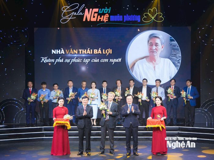 Nhà văn Thái Bá Lợi trên sân khấu chương trình Gala Người Nghệ muôn phương Nơi ta trở về.