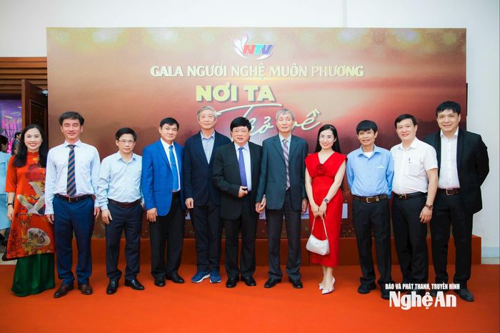Nhà văn Thái Bá Lợi (thứ 5 từ phải qua) chụp ảnh cùng khách mời chương trình Gala Người Nghệ muôn phương Nơi ta trở về, do Báo và phát thanh truyền hình Nghệ An tổ chức.