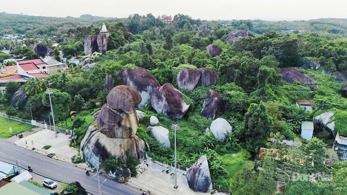 Những tảng đá khổng lồ với đủ các hình dáng khác nhau trải dài trên diện tích hơn 8ha. Ảnh: Thủy Tiên