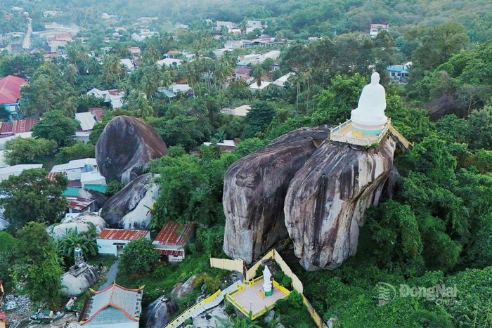 Phía Tây Nam cụm núi Đá Voi, còn gọi là Bạch Tượng, hòn đá có tượng Phật được ví von là voi đực, kế bên gọi là voi cái. Ảnh: Thủy Tiên