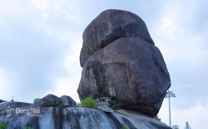 Những tảng đá tưởng chừng chông chênh nhưng vững chắc vô cùng. Ảnh: Thủy Tiên
