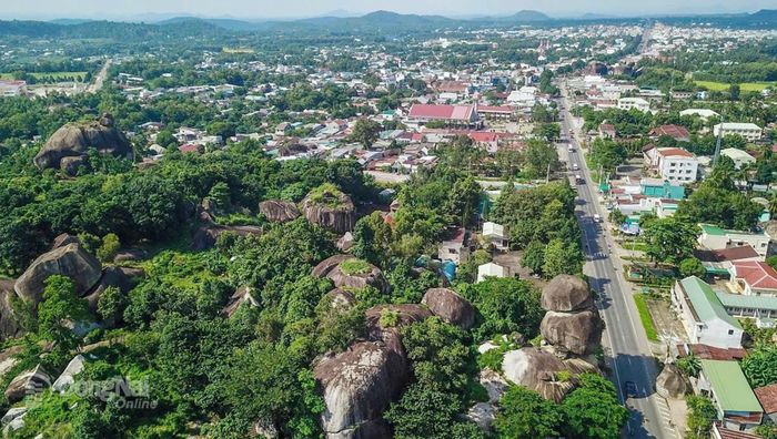 Từ lâu, người dân trong vùng vẫn xây nhà, sinh hoạt, trồng trọt ngay cạnh những tảng đá ở đây. Ảnh: Thủy Tiên