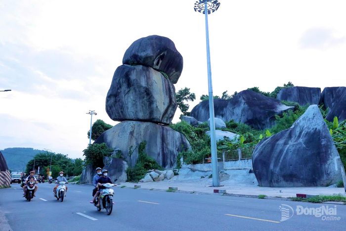 Nằm ngay cạnh quốc lộ 20, Đá Ba Chồng trở thành địa điểm dừng chân của nhiều du khách. Ảnh: Thủy Tiên