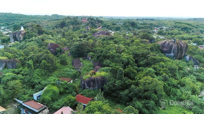 Nếu có dịp đến Định Quán, hãy dừng chân nơi Danh thắng quốc gia đá chồng Định Quán để cảm nhận sự kỳ vĩ của thiên nhiên. Ảnh: Thủy Tiên