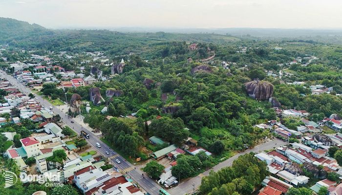 Đá ở đây đều có kích thước khổng lồ, có những tảng to hơn cả tòa nhà, xung quanh cây cối mọc chằng chịt. Ảnh: Thủy Tiên