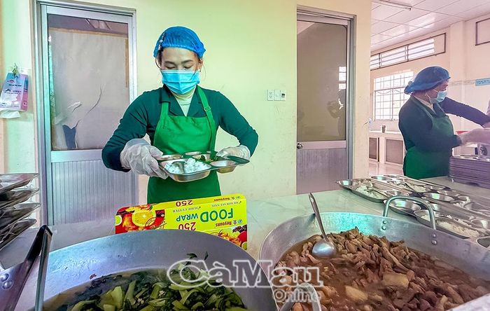 Khâu chế biến thức ăn được nhân viên bếp ăn chuẩn bị hoàn tất ít nhất 10 phút trước khi các em học xong.