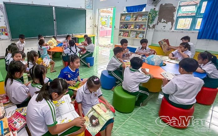 Sau bữa ăn, các em đọc sách, nghỉ trưa để thư giãn và sẵn sàng cho buổi học chiều.