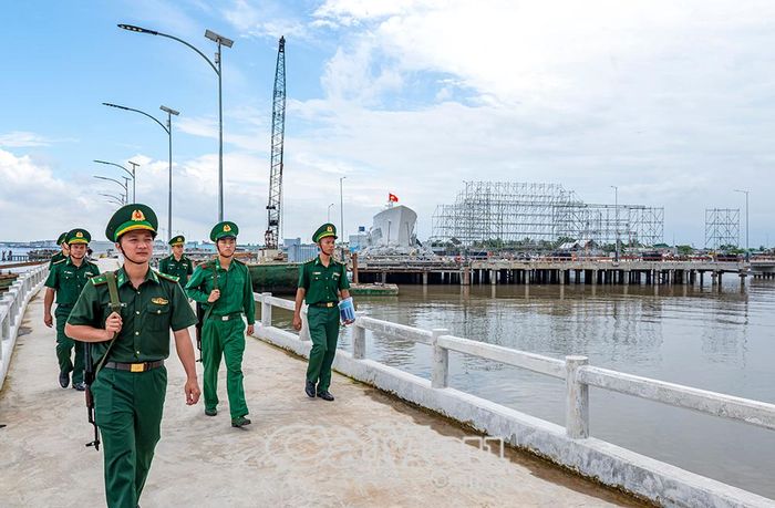 Lực lượng chức năng tăng cường tuần tra đảm bảo ổn định an ninh trật tự tại địa bàn đóng quân.