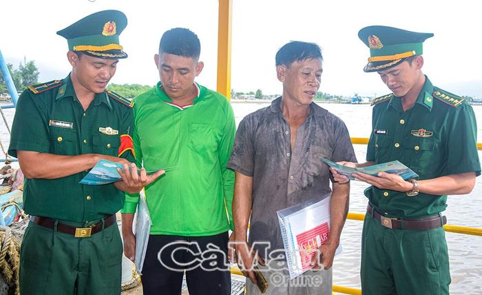 Lực lượng chức năng tuyên truyền nâng cao ý thức của ngư dân khi vươn khơi bám biển.